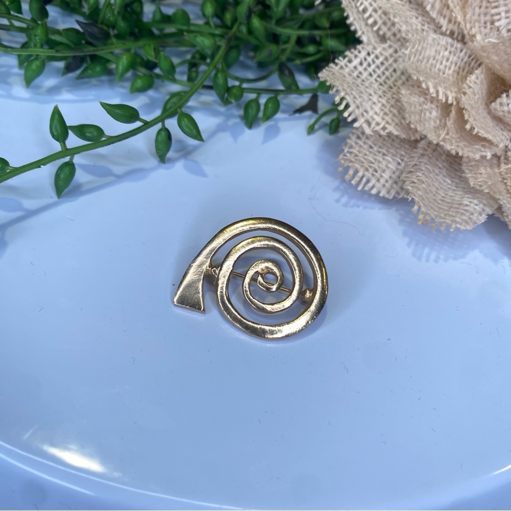 ALVA Museum Replica Gold Tone Petroglyph Spiral Swirl Symbol Vintage Pin Brooch